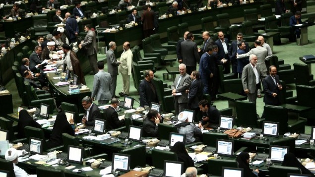 نواب إيرانيون يحضرون جلسة للبرلمان في طهران، 23 يونيو 2015 (BEHROUZ MEHRI / AFP)