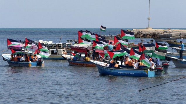 تظاهرة في غزة دعما ل "اسطول الحرية" المبحر نحو غزة بهدف كسر الحصار ، 24 يونيو 2015 (AFP/Mahmud Hams) تظاهرة في غزة دعما ل "اسطول الحرية" المبحر نحو غزة بهدف كسر الحصار ، 24 يونيو 2015 (AFP/Mahmud Hams)