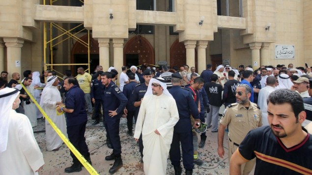 قوات الأمن الكويتية خارج مسجد "الإمام الصادق" الشيعي بعد إستهدافه في هجوم إنتحاري خلال صلاة الجمعة في 26 يونيو، 2015، في مدينة الكويت (AFP PHOTO / YASSER AL-ZAYYAT)