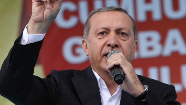 الرئيس التركي رجب طيب أردوغان خلال كلمة ألقاها في تجمع إنتخابي في منطقة غولباسي في أنقرة في 5 يوينو، 2014 عشية الإنتخابات التشريعبة المقررة في 7 يوينو. (AFP PHOTO / ADEM ALTAN)