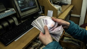 صورة توضيحية لأوراق الليرة التركية (BULENT KILIC / AFP)