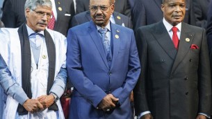 الرئيس السوداني عمر البشير (في الوسط)، ورئيس الكونغو دنيس ساسو-نغيسو (من اليمين) ورئيس وزراء الجمهورية العربية  الصحراوية الديمقراطية عبد القادر طالب عمر (من اليسار) خلال التقاط صورة جماعية في قمة الإتحاد الأفريفي ال25 في ساندتون بجنوب أفريقيا، 14 ينونيو، 2015. (AFP PHOTO/GIANLUIGI GUERCIA)