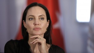 الممثلة الاميركية وسفيرة المفوضية العليا للامم المتحدة لشؤون اللاجئين انجلينا جولي خلال زيارة الى مخيم للاجئين السوريين في تركيا، 20 يونيو 2015 (AFP)