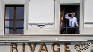 صورة توضيحية: وزير الخارجية الأمريكي جون كيري يقف أمام  نافذة غرفته في فندق "بو-ريفاج بالاس" خلال إستراحة في محادثات إيران النووية في لوزان بسويسرا. 1 ابريل، 2015. ( AFP PHOTO / FABRICE COFFRINI)