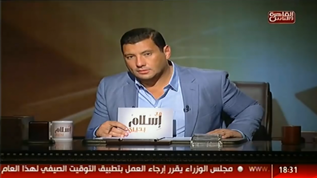 صورة شاشة لاسلام البحيري اثناء تقديم برنامجه "مع اسلام" (screen capture: YouTube)