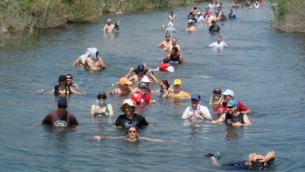 اسرائيليون يسبحون في نهر الاردن، 2009 (Haim Azulay/Flash90)