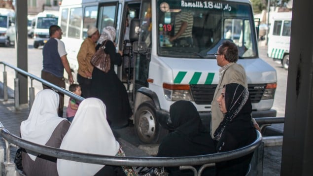 فلسطينيون يركبون حافلة متجهة الى رام الله من المحطة المركزية في القدس الشرقية (Noam Moskowitz)