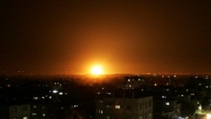 صورة توضيحية: إنفجار في سماء غزة في غارة جوية عام 2012. (Abed Rahim Khatib / Flash90)