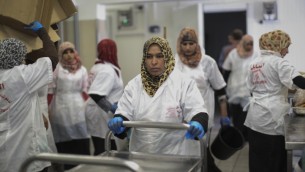 صورة توضيحية لعاملات عربيات (Hadas Parush/Flash 90)