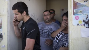 إسرائيليون يحتمون قي ملجأ بعد سماع صفارات الإنذار في سديروت، جنوب إسرائيل، في اليوم الثالث من عملية "الجرف الصامد"، الخميس 10 يوليو، 2014. (Hadas Parush/Flash90)