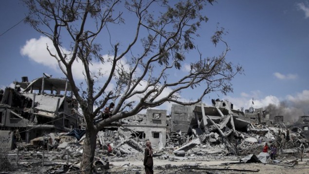 فلسطينيون يبحثون عن ممتلكاتهم بين الطام بعد غارة اسرائيلية في بيت لاهيا، شمال قطاع غزة، 4 اغسطس 2014 (Emad Nasser/Flash90)