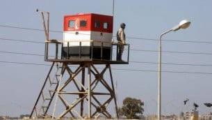 صورة لبرج مراقبة مصري التقطت من الجهة الفلسطينية لمعبر رفح في قطاع غزة، 26 اكتوبر 2014 (Abed Rahim Khatib/Flash90)