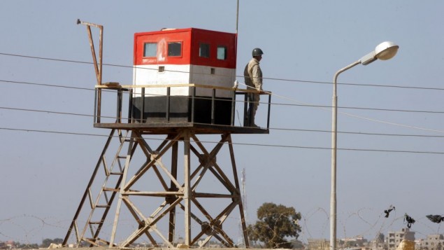 صورة لبرج مراقبة مصري التقطت من الجهة الفلسطينية لمعبر رفح في قطاع غزة، 26 اكتوبر 2014 (Abed Rahim Khatib/Flash90) صورة لبرج مراقبة مصري التقطت من الجهة الفلسطينية لمعبر رفح في قطاع غزة، 26 اكتوبر 2014 (Abed Rahim Khatib/Flash90)