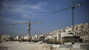 بناء وحدات سكنية جديدة في حي هار حوما في القدس الشرقية، 28 أكتوبر، 2014. (Hadas Parush/Flash90)