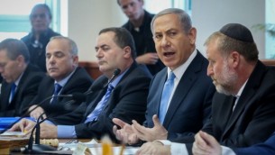 بينيامين نتنياهو يترأس الإجتماع الأسبوعي للحكومة في القدس، 31 مارس، 2015. (Marc Israel Sellem/POOL)