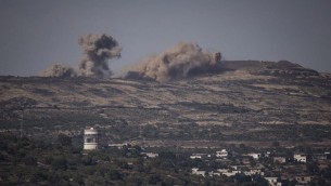 صورة التقطت من الطرف الإسرائيلي لهضبة الجولان تظهر الانفجارات الناتجة عن القتال بين فصائل سورية في بلدة حضر في الطرف السوري للجولان، 16 يونيو 2015 (Basel Awidat/Flash90)