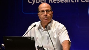 وزير الدفاع الإسرائيلي موشيه يعالون خلال كلمة ألقاها في مؤتمر السايبر الدولي في جامعة تل أبيب، 24 يونيو، 2015. (Ariel Hermoni/Ministry of Defense))
