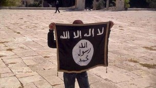 فتى يحمل علم "الدولة الإسلامية" في الحرم القدسي في أغسطس 2014. (Facebook)