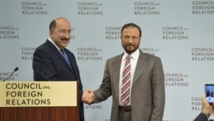 المدير العام الجديد لوزارة الخارجية الإسرائيلية دوري غولد ومستشار الحكومة السعودية السابق أنور عشقي يتصافحان في واشنطن العاصمة، 4 يونيو، 2015. (Debby Communications Group)