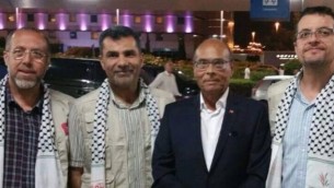 منصف المرزوقي (الثاني من اليمين) ونشطاء مناصرين للفلسطينيين يستعدون للإنضمام إلى الأسطول المتوجه إلى غزة، 21 يونيو، 2015. (الحساب الرسمي لمنصف المرزوقي على موقع Facebook)