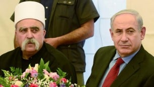 رئيس الوزراء بينيامين نتنياهو يلتقي مع الزعيم الروحي للطائفة الدرزية في إسرائيل، الشيخ موفق طريف، في قرية جولس شمال إسرائيل. 25 أبريل، 2013. (Moshe Milner/GPO)