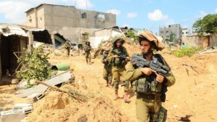 جنود مشاة إسرائيليون يعملون في الميدان خلال عملية "الجرف الصامد"، 20 يوليو، 2014، ( IDF Spokesperson's Unit/Flickr)