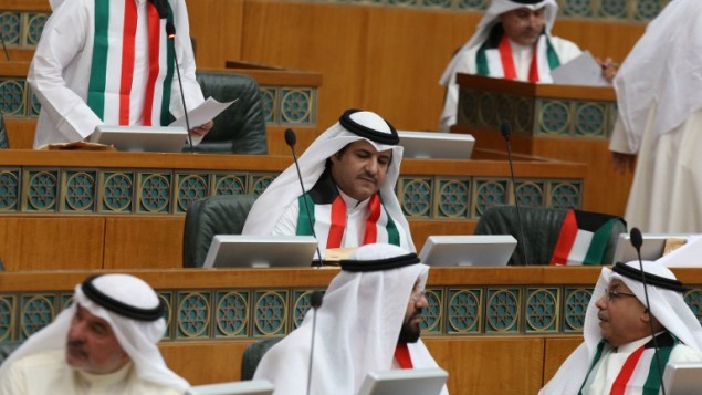 اعضاء مجلس الأمة الكويتي يرتدون علمهم الوطني تضامنا مع ضحايا الهجوم على مسجد الامام الصادق في مدينة الكويت، 30 يونيو 2014 (YASSER AL-ZAYYAT / AFP)