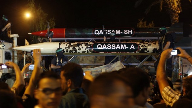 عرض صاروخين من قبل كتائب القسام خلال عرض عسكري في غزة، 8 يوليو 2015 (MOHAMMED ABED / AFP)
