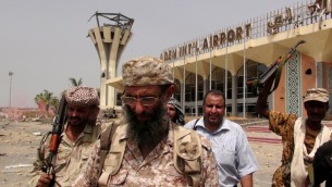 القوات الموالية لحكومة الرئيس اليمني المعترف به دوليا عبدربه منصور هادي عند مدخل مطار عدن الدولي، 14 يوليو 2015 (SALEH AL-OBEIDI / AFP)