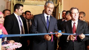 السفير الأمريكي للعراق ستيوارت جونز ووزير السياحة والآثار العراقية عادل فهد الشرشاب يفتتحون احتفال اقيم في المتحف الوطني في بغداد، 15 يوليو 2015 (SABAH ARAR / AFP)