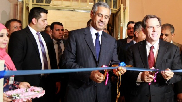 السفير الأمريكي للعراق ستيوارت جونز ووزير السياحة والآثار العراقية عادل فهد الشرشاب يفتتحون احتفال اقيم في المتحف الوطني في بغداد، 15 يوليو 2015 (SABAH ARAR / AFP)