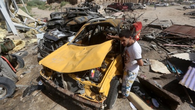 الحطام بعد التفجير الانتحاري الضخم في خان بني سعد بالعراق، 18 يوليو 2015 (AHMAD AL-RUBAYE / AFP)