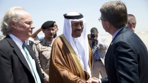 وزير الدفاع الاميركي اشتون كارتر عند وصوله الى جدة واستقباله من قبل نائب وزير الدفاع السعودي محمد العايش، 22 يوليو 2015 (CAROLYN KASTER / POOL / AFP)