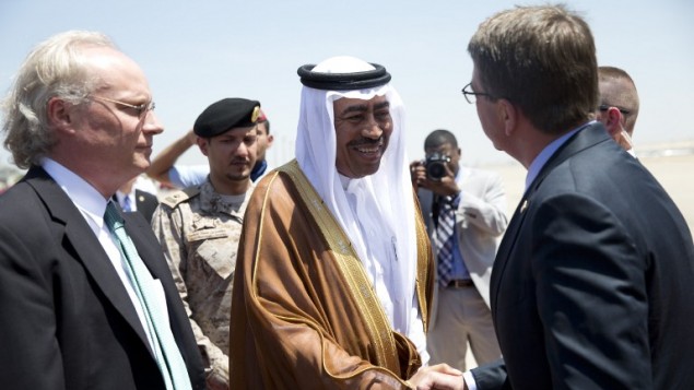 وزير الدفاع الاميركي اشتون كارتر عند وصوله الى جدة واستقباله من قبل نائب وزير الدفاع السعودي محمد العايش، 22 يوليو 2015 (CAROLYN KASTER / POOL / AFP)