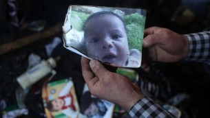 صورة الرضيع الفلسطيني علي سعد دوابشة الذي قتل بهجوم الحرق في بلدة دوما جنوب نابلس، 31 يوليو 2015 (JAAFAR ASHTIYEH / AFP)