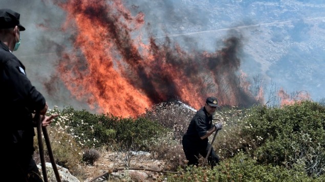 رجال اطفاء يحاولون اخماد النيران في اثينا، اليونان، 17 يوليو 2015 (ARIS MESSINIS / AFP)