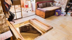 باب مسحور في عرفة المعيشة الخاصة بعائلة شيمشوني يؤدي إلى حماس طقوسي قديم. (Assaf Peretz/courtesy Israel Antiquities Authority)
