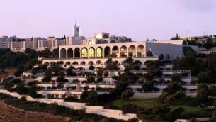 غروب الشمس قبالة الجامعة العبرية، الحرم الجامعي في جبل المشارف (Leeor Bronis/Times of Israel)