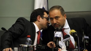 النائب روبرت ايلاتوف يتحدث مع رئيس حزب يسرائيل بيتينو افيغادور ليبرمان خلال اجتماع للحزب في الكنيست (Miriam Alster/Flash90)