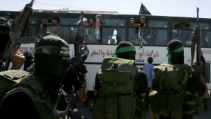 أعضاء من حماس خلال وصول حافلة تحمل أسرى فلسطينيين تصل إلى معبر رفح مع مصر جنوب قطاع غزة في 18 أكتوبر، 2011، في أعقاب صفقة شاليط. (Abed Rahim Khatib / Flash 90)