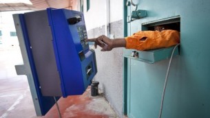 صورة توضيحية لسجين يجري إتصالا فس مصلحة السجون الإسرائيلية، سجن غيلبواع، 28 فبراير، 2013. (Moshe Shai/FLASH90)