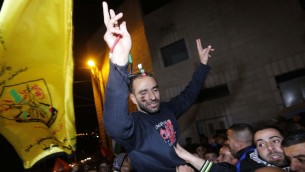 الأسير الفلسطيني سامر العيساوي، الذي اضرب عن الطعام لعدة اشهر، يحتفل باطلاق سراحه من السجن الإسرائيلي في حي العيساوية في القدس، 23 ديسمبر 2013 (Sliman Khader/Flash90)