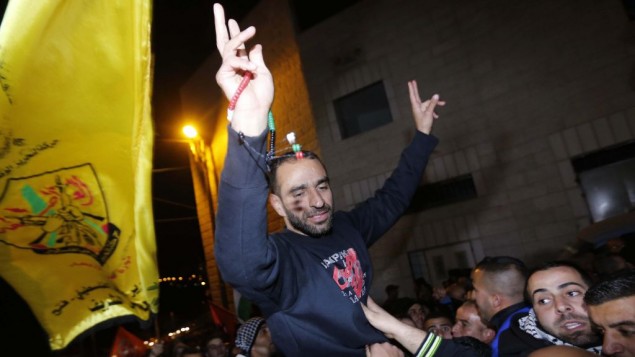 الأسير الفلسطيني سامر العيساوي، الذي اضرب عن الطعام لعدة اشهر، يحتفل باطلاق سراحه من السجن الإسرائيلي في حي العيساوية في القدس، 23 ديسمبر 2013 (Sliman Khader/Flash90)