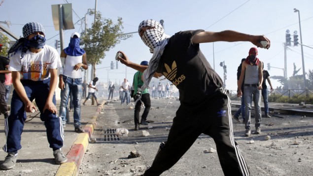 صورة توضيحية: شبان فلسطينيون يلقون الحجارة على الشرطة الإسرائيلية خلال مواجهات في القدس الشرقية، 4 يوليو، 2014. (Sliman Khader/Flash90) صورة توضيحية: شبان فلسطينيون يلقون الحجارة على الشرطة الإسرائيلية خلال مواجهات في القدس الشرقية، 4 يوليو، 2014. (Sliman Khader/Flash90)