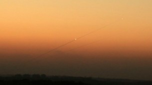 صورة توضيحية: خط دخان بعد اطلاق صاروخ من غزة نحو عسقلان، 24 اغسطس 2014 (Edi Israel/Flash90)