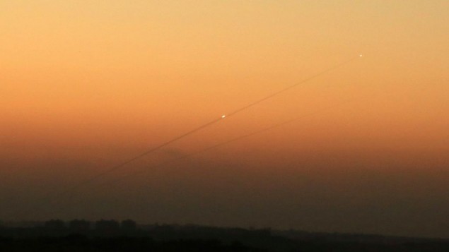 صورة توضيحية: خط دخان بعد اطلاق صاروخ من غزة نحو عسقلان، 24 اغسطس 2014 (Edi Israel/Flash90) صورة توضيحية: خط دخان بعد اطلاق صاروخ من غزة نحو عسقلان، 24 اغسطس 2014 (Edi Israel/Flash90)