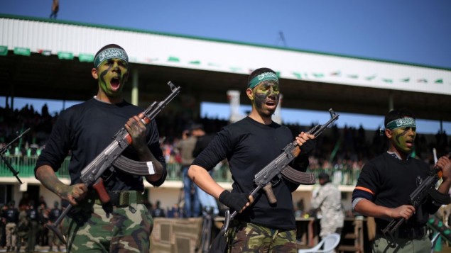 شبان فلسطينيون يشاركون في حفل تخرج بعد تلقيهم تدريبات في مخيمات ’رواد التحرير’ التي تديرها حركة حماس في خان يونس جنوب قطاع غزة، 29 يونيو، 2015 (Abed Rahim Khatib/Flash90) شبان فلسطينيون يشاركون في حفل تخرج بعد تلقيهم تدريبات في مخيمات ’رواد التحرير’ التي تديرها حركة حماس في خان يونس جنوب قطاع غزة، 29 يونيو، 2015 (Abed Rahim Khatib/Flash90)