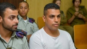 القائد السابق لكتيبة تسابار التابعة للواء غيفعاتي في الجيش الإسرائيلي (من اليسار) خلال حضوره لجلسة المحكمة في تل أبيب، 2 يوليو، 2015. (Flash90)