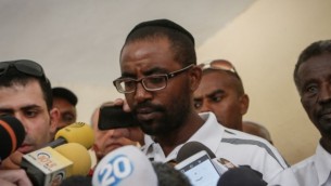 شقيق أفراهام منغيستو يتحدث مع الصحافة في منزل العائلة في أشكلون، بعد رفع أمر حظر النشر عن خبر إختفاء منغيستو في قطاع غزة، 8 يوليو، 2015. (Miriam Alster/Flash90)