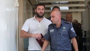 غيري شالون، المتهم بضلوعه في عدد من جرائم الإحتيال المتعلقة ببورصة نيويورك للأوراق المالية ولإختراق واسع النطاق لبيانات بنك "جي بي مورغان تشيز وشركاه"، في محكمة الصلح في القدس، 22 يوليو، 2015. (Yonatan Sindel/Flash90)